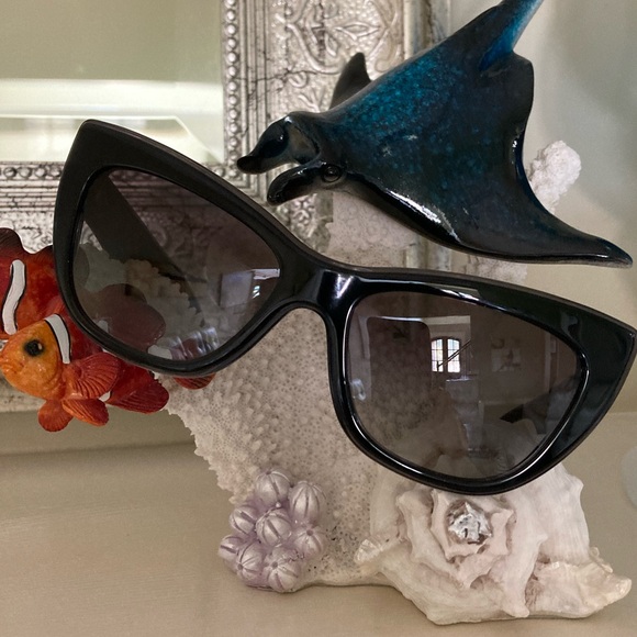 Dolce & Gabbana Sunglasses With Case - Picture 1 of 16